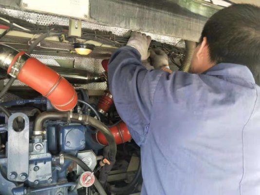 银川公交组织更换发动机仓灭火器 为运营安全保驾护航
